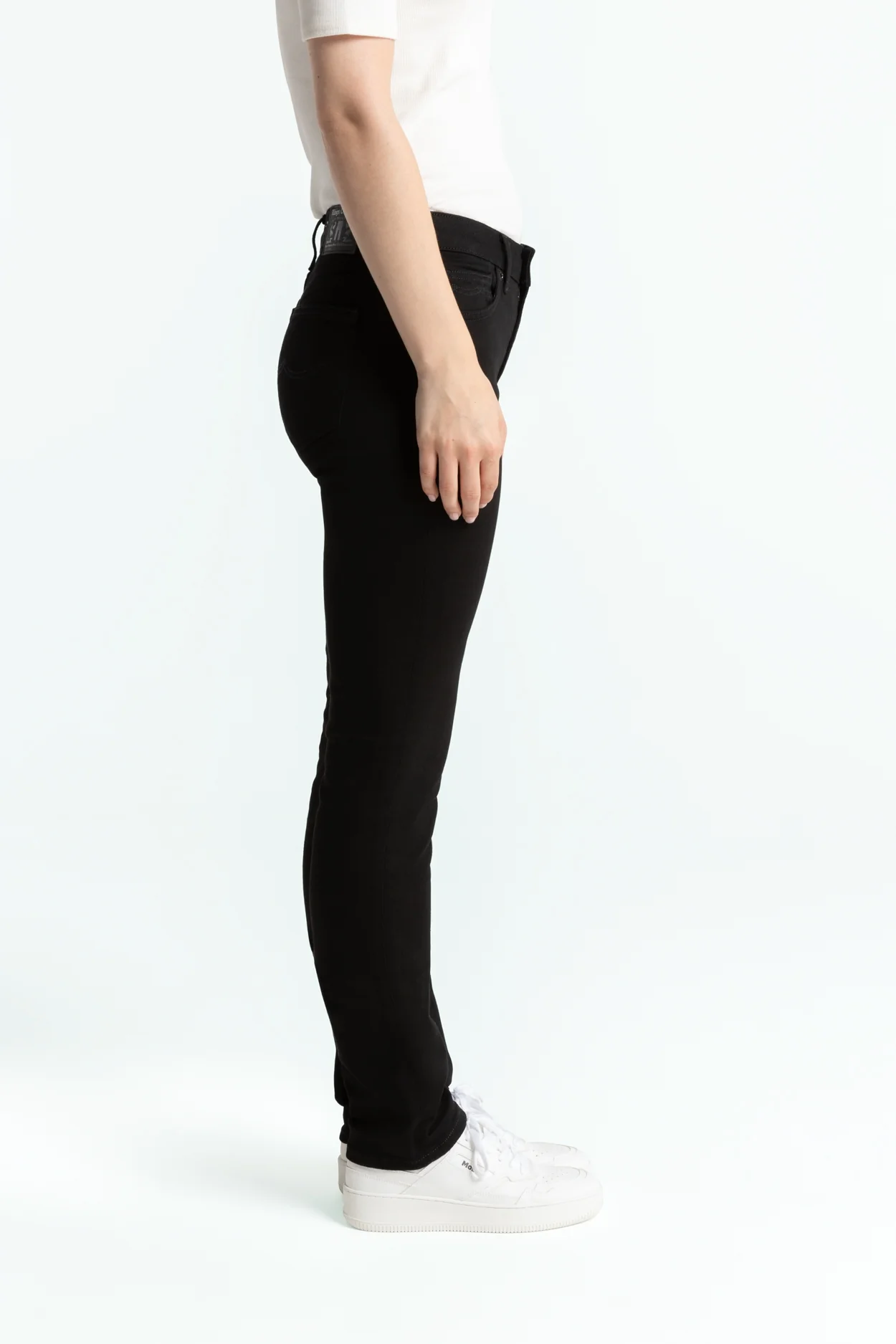 EMI | STAY BLACK RINSE - Image 4
